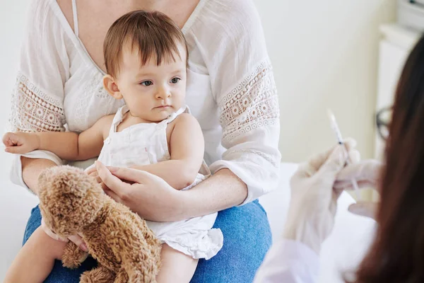 Niña Asustada Mirando Médico Preparando Jeringa Para Vacunación Llenándola Con —  Fotos de Stock