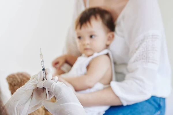 Close Beeld Van Arts Rubberen Handschoenen Klaar Klein Meisje Vaccineren — Stockfoto