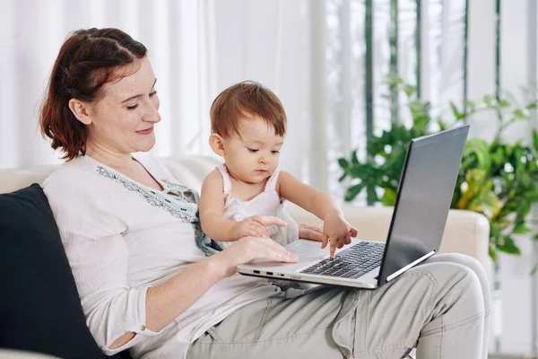 Lächelnde Hübsche Junge Frau Lässt Ihre Tochter Knöpfe Laptop Drücken — Stockfoto