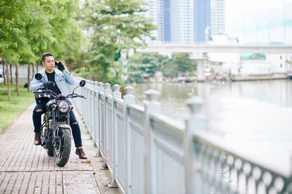 Vietnamita Seduto Sulla Moto Sulla Riva Del Fiume Chiamando Telefono — Foto Stock