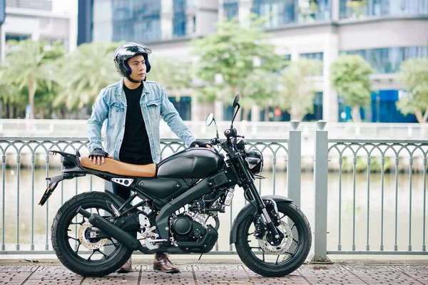 Sério Bonito Asiático Homem Capacete Lado Sua Moto Margem Rio — Fotografia de Stock