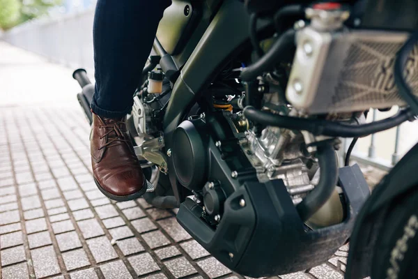 Image Gros Plan Motocycliste Chaussures Cuir Poussant Pédale Pour Commencer — Photo
