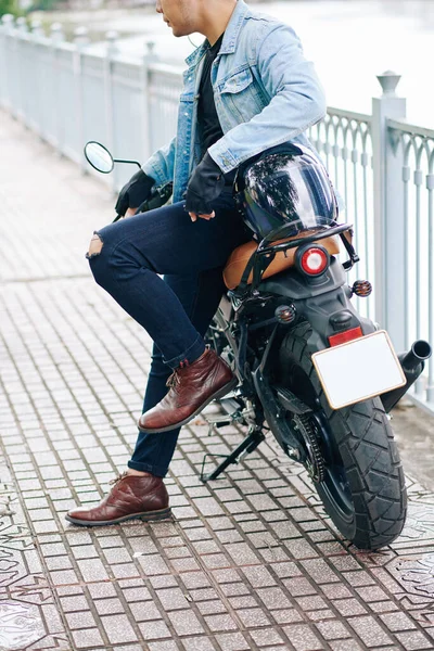 Imagen Recortada Joven Guay Con Botas Cuero Chaqueta Mezclilla Apoyada — Foto de Stock