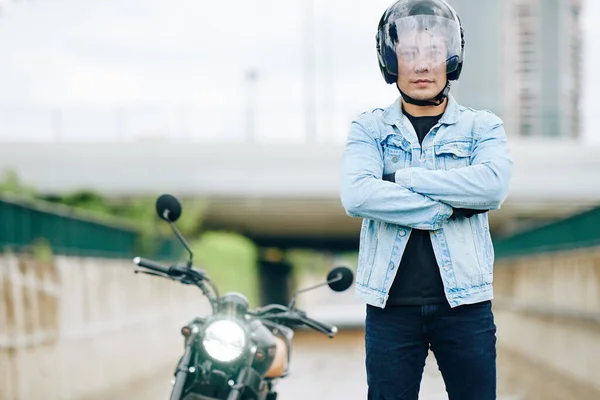 Porträt Eines Selbstbewussten Ernsthaften Asiaten Mit Motorradhelm Der Mit Verschränkten — Stockfoto