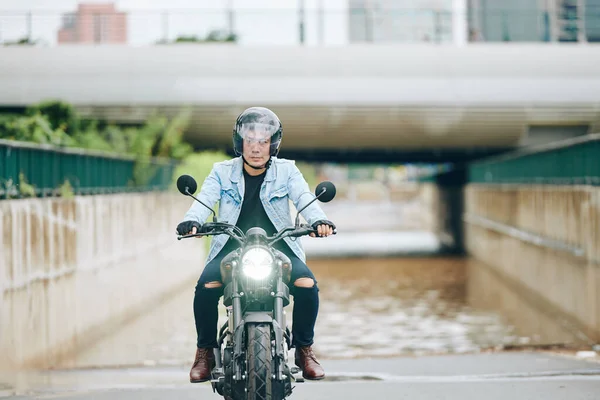 Schwerer Vietnamese Mit Helm Auf Motorrad Der Stadt Unterwegs — Stockfoto