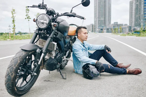 Müder Vietnamesischer Biker Sitzt Auf Der Leeren Straße Neben Seinem — Stockfoto