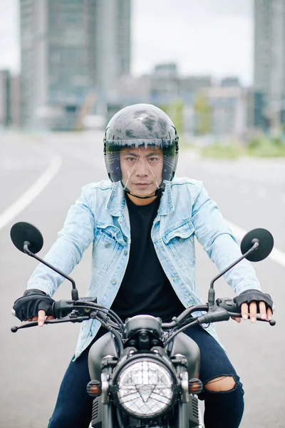 Konzentrierter Vietnamese Mit Helm Fährt Auf Motorrad Auf Autobahn — Stockfoto