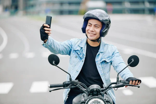 Felice Bello Vietnamita Uomo Casco Prendere Selfie Quando Seduto Sulla — Foto Stock