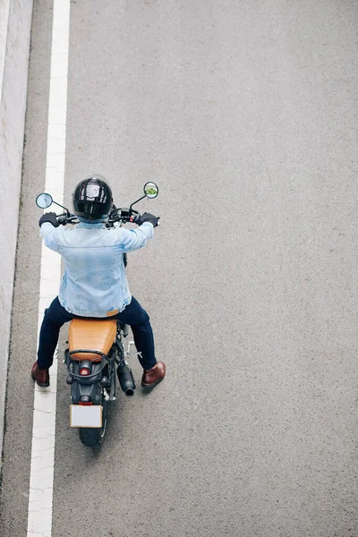 Mężczyzna Dżinsowej Kurtce Jazda Motocyklu Autostradzie Widok Góry — Zdjęcie stockowe