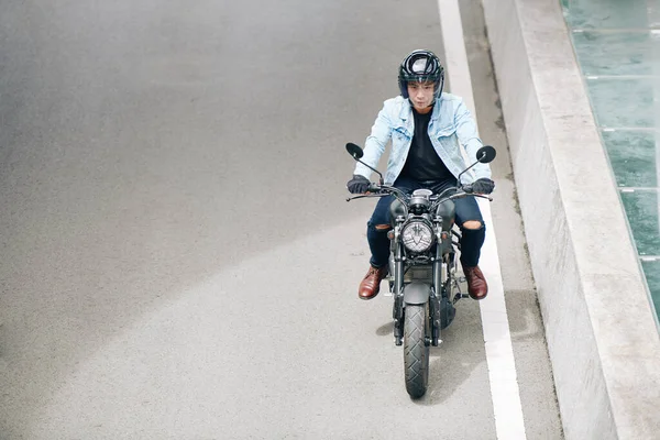 Allvarlig Motorcyklist Rider Snabbt Motorvägen Han Har Kul Att Köra — Stockfoto
