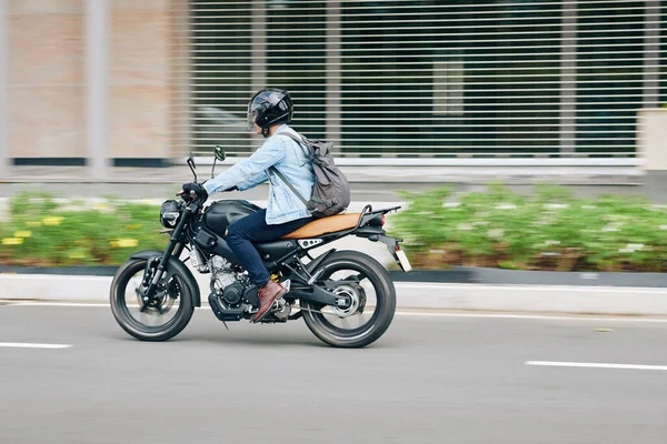 Jeune Homme Casque Avec Sac Dos Chevauchant Rapidement Sur Moto — Photo