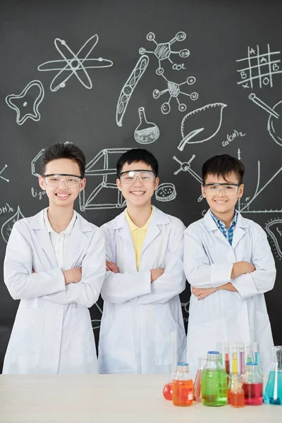 Group Happy Confident Asian Students Goggles Labcoats Standing Table Beakers — Stock Photo, Image