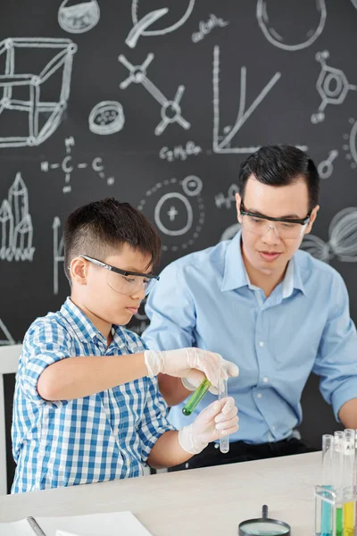 Estudiante Escuela Vietnamita Gafas Mezclando Reactivos Bajo Control Del Profesor — Foto de Stock