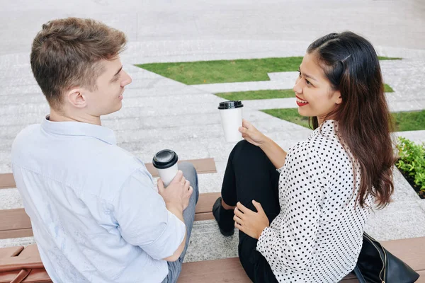 Vista Posteriore Giovane Uomo Donna Che Tengono Tazze Carta Sorridono — Foto Stock