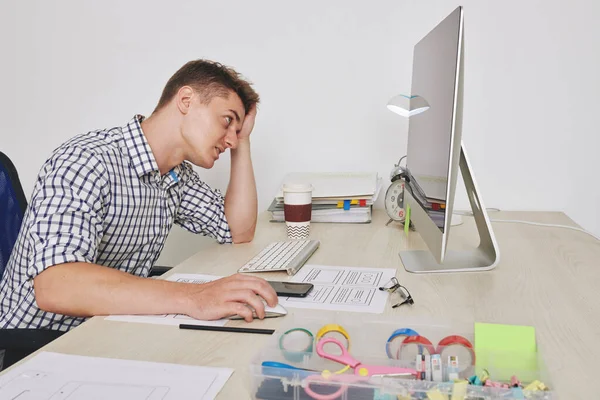 Stressato Giovane Progettista Apportare Correzioni Finali Nella Progettazione Del Sito — Foto Stock