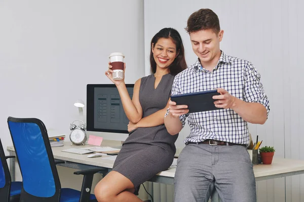 Kahve molası sırasında tablet bilgisayarda oluşturdukları arayüzü test eden pozitif UI bölüm tasarımcıları