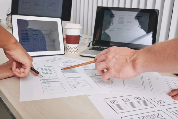 Nahaufnahme Von Und Designern Die Auf Layouts Der Mobilen Anwendungsoberfläche — Stockfoto