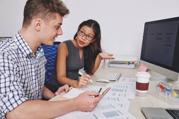 UI ve UX tasarımcıları mobil uygulama arayüzünün anahtar detayları hakkında duygusal bir konuşma yapıyorlar