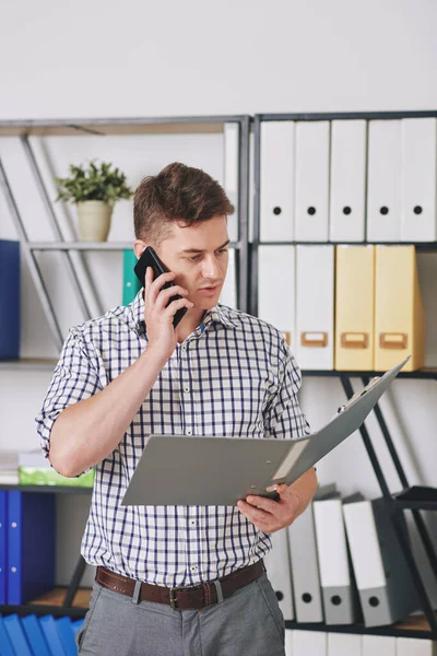 Young Entrepreneur Reading Document Opened Folder Talking Phone Client Coworker — Stock Photo, Image