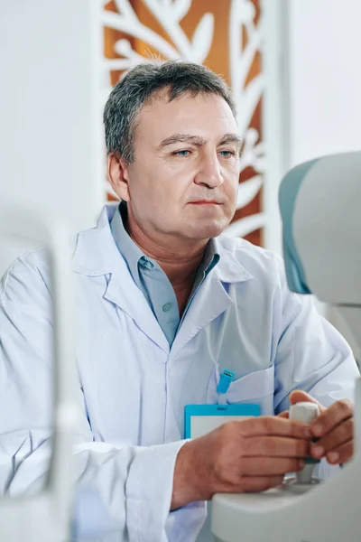 Geconcentreerde Oogarts Met Behulp Van Refractometer Oogtestmachine Bij Het Controleren — Stockfoto