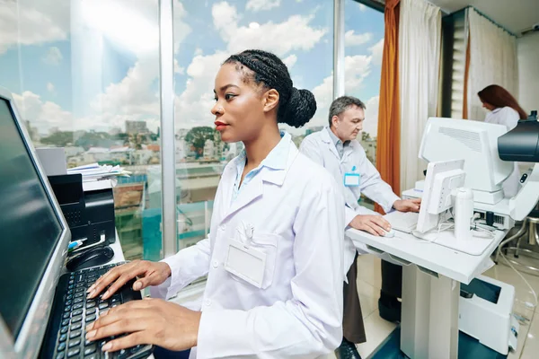 Ärzte Augenklinik Arbeiten Computern Und Modernen Geräten — Stockfoto