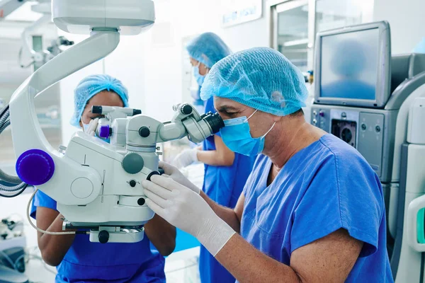 診療所でレーザー視力矯正を行う経験豊富な外科医 — ストック写真