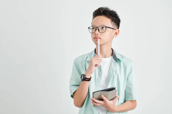 Studio Portret Van Pensive Vietnamese Schooljongen Met Tablet Computer Stylus — Stockfoto