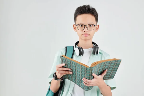 Porträtt Tonåring Asiatisk Skolpojke Glasögon Står Med Öppen Bok Och — Stockfoto