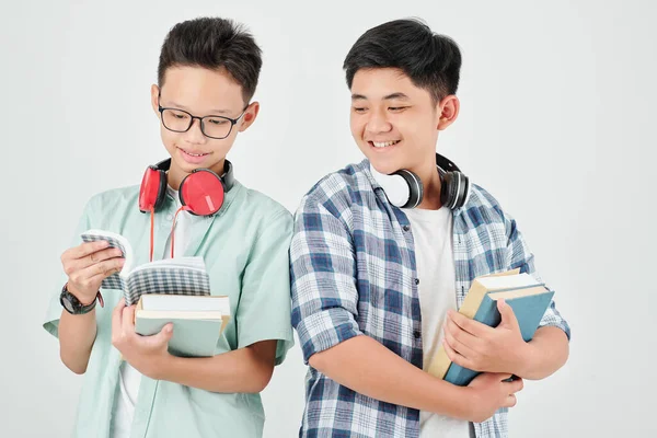 Wesoły Wietnamski Uczeń Stojący Książkami Dla Uczniów Które Otrzymali Nowy — Zdjęcie stockowe