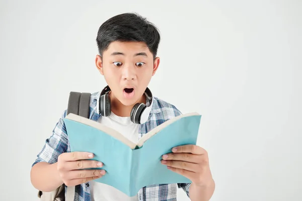 Studio Portret Van Geschokte Opgewonden Schooljongen Met Rugzak Lezen Tekst — Stockfoto