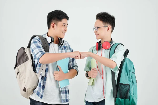 Estudiantes Sonrientes Haciendo Golpe Puño Mostrando Pulgares Hacia Arriba Mirándose —  Fotos de Stock