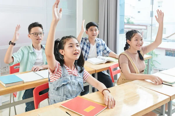 Alunos Levantando Mãos Como Eles Querem Responder Pergunta Professor — Fotografia de Stock