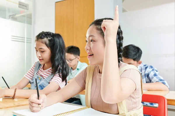 Mosolygó Vietnámi Iskoláslány Felemeli Kezét Hogy Kérdezzen Iskolai Tesztről — Stock Fotó