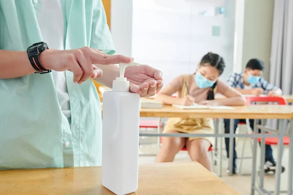 Närbild Bild Skolpojke Tillämpa Handdesinfektionsmedel Lektionen Hans Klasskamrater Medicinska Masker — Stockfoto