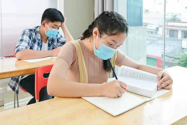 Vietnamesiska Skolbarn Medicinska Masker Läser Böcker Och Skriver Copybooks Lektionen — Stockfoto