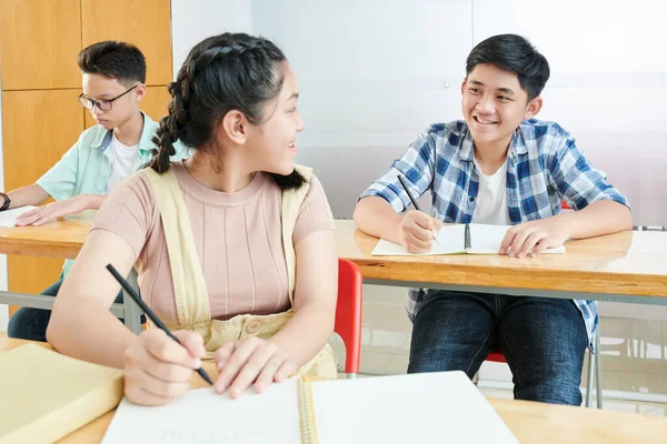 Escolar Sonriente Pidiéndole Compañero Clase Que Ayude Con Prueba —  Fotos de Stock