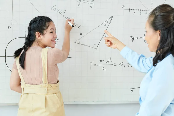 Sonriente Asiática Colegiala Volver Hablar Profesor Escribir Ecuación Pizarra Blanca — Foto de Stock