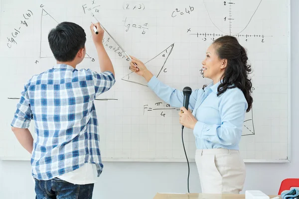 Reifer Vietnamesischer Mathelehrer Spricht Mikrofon Und Zeigt Auf Formel Auf — Stockfoto