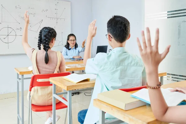Crianças Idade Escolar Levantando Mãos Para Responder Questão Professor Geometria — Fotografia de Stock