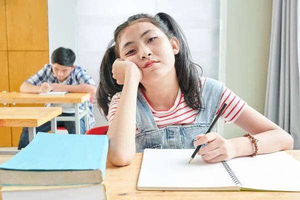 Verveeld Vietnamees Schoolmeisje Zit Aan Een Bureau Klas Schrijft Een — Stockfoto