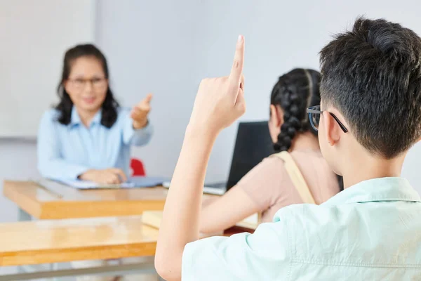 Öğrenci Öğretmen Sorusuna Cevap Vermek Için Işaret Parmağını Kaldırıyor — Stok fotoğraf