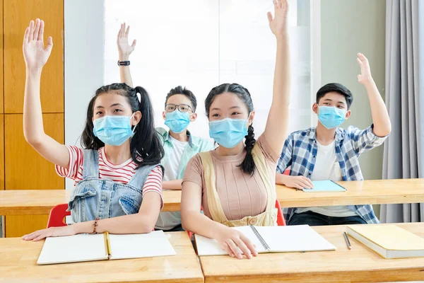 Skolbarn Medicinska Masker Höjer Armarna För Att Svara Frågan Lärare — Stockfoto