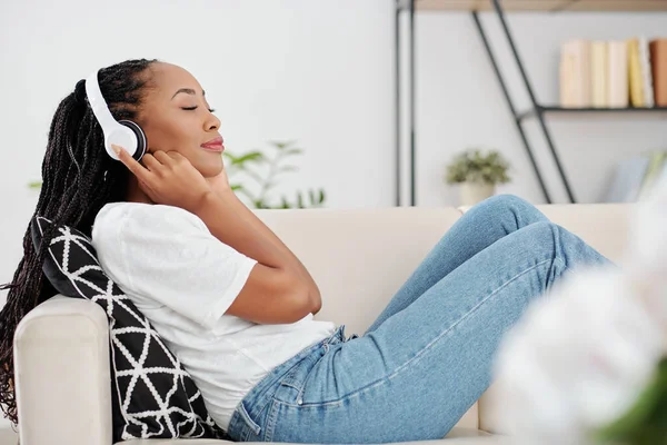 Jovem Mulher Afro Americana Atraente Relaxando Sofá Casa Ouvindo Música — Fotografia de Stock