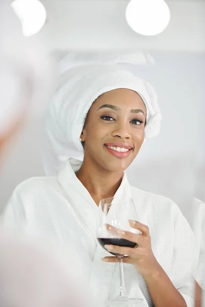 Portret Van Aantrekkelijke Glimlachende Jonge Zwarte Vrouw Zachte Witte Badjas — Stockfoto