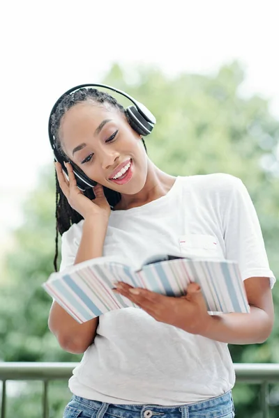 Mujer Joven Haciendo Ejercicio Libro Texto Inglés Ella Está Escuchando — Foto de Stock