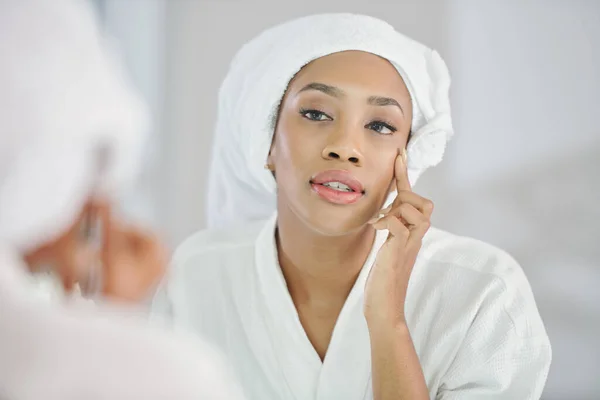 Hermosa Joven Mujer Negra Mirando Espejo Comprobando Debajo Las Arrugas — Foto de Stock