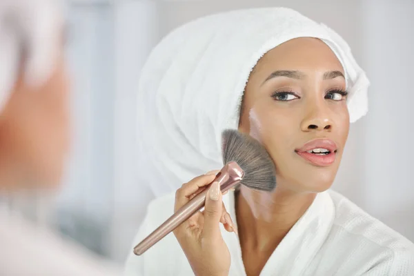 Jovem Mulher Negra Atraente Roupão Banho Toalha Cabeça Aplicando Maquiagem — Fotografia de Stock
