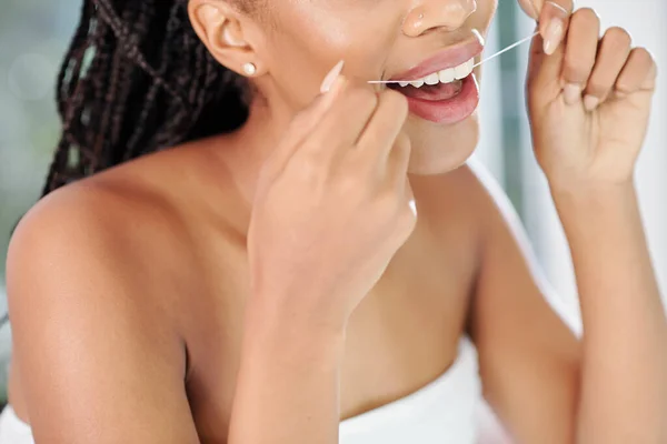 Close Imagem Jovem Mulher Negra Usando Fio Dental Depois Tomar — Fotografia de Stock
