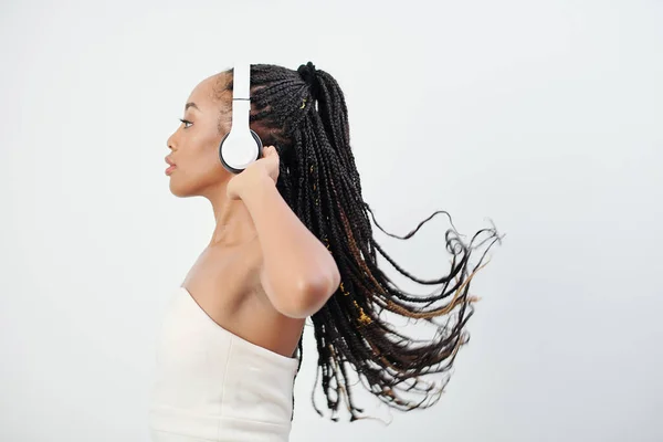 Zijaanzicht Van Jonge Afro Amerikaanse Vrouw Witte Bustier Jurk Luisteren — Stockfoto