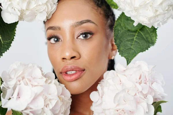 Лицо Молодой Привлекательной Афроамериканки Среди Белых Цветков Гортензии — стоковое фото